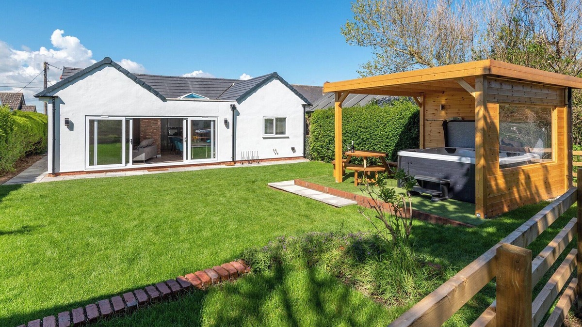 Anderby Creek Cottage | 3 bedroom accommodation in Anderby Creek, near Chapel St Leonards