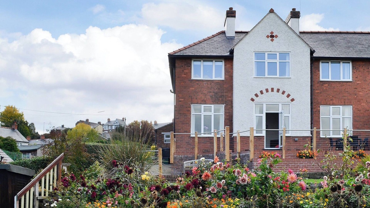 Brymbo Cottage | 3 bedroom accommodation in Brymbo, near Wrexham