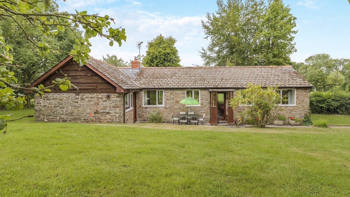 Kington Cottage | 3 bedroom accommodation in Kingswood, near Kington