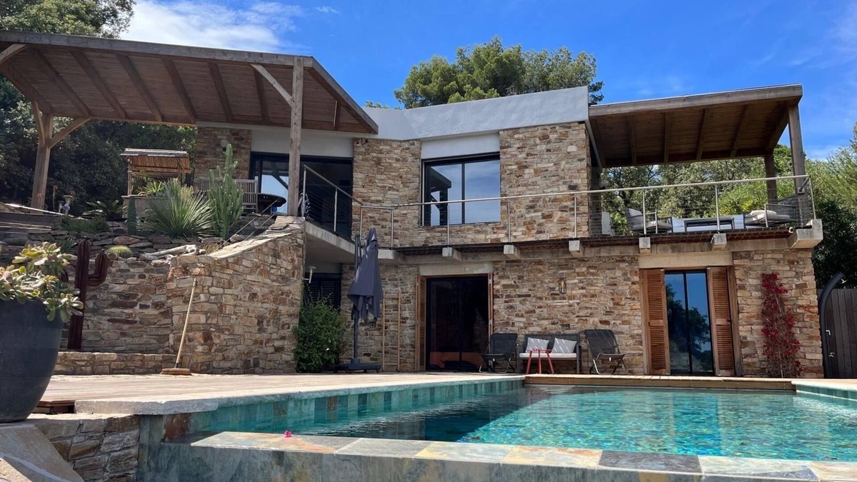 Cap Benat House | 3-bedroom air-conditioned villa with pool and sea view in the Gaou Benat estate