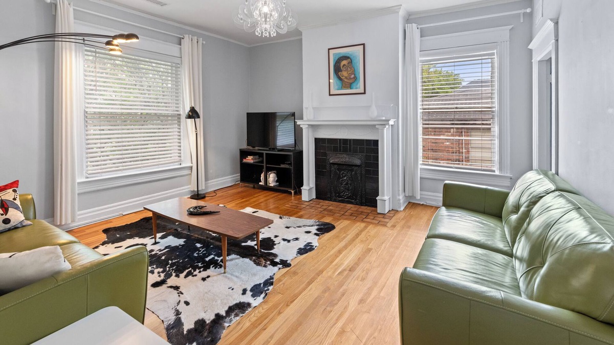 Central Gardens House | 3-bedroom Annesdale Duplex #2 - 5 mins to Medical District! Sleeps 5
