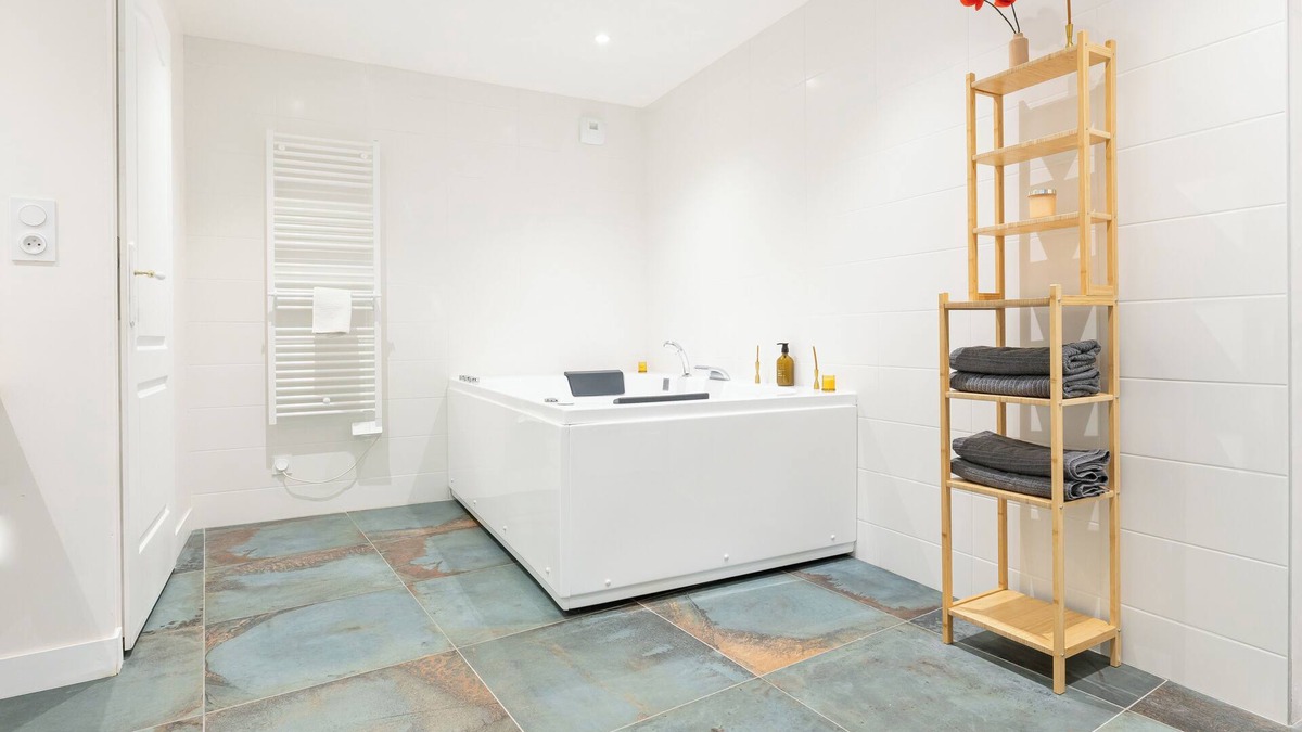 Paray-le-Monial Apartment | 3-bedroom apartment in Paray-le-Monial with AC, WiFi ,SPA and private parking