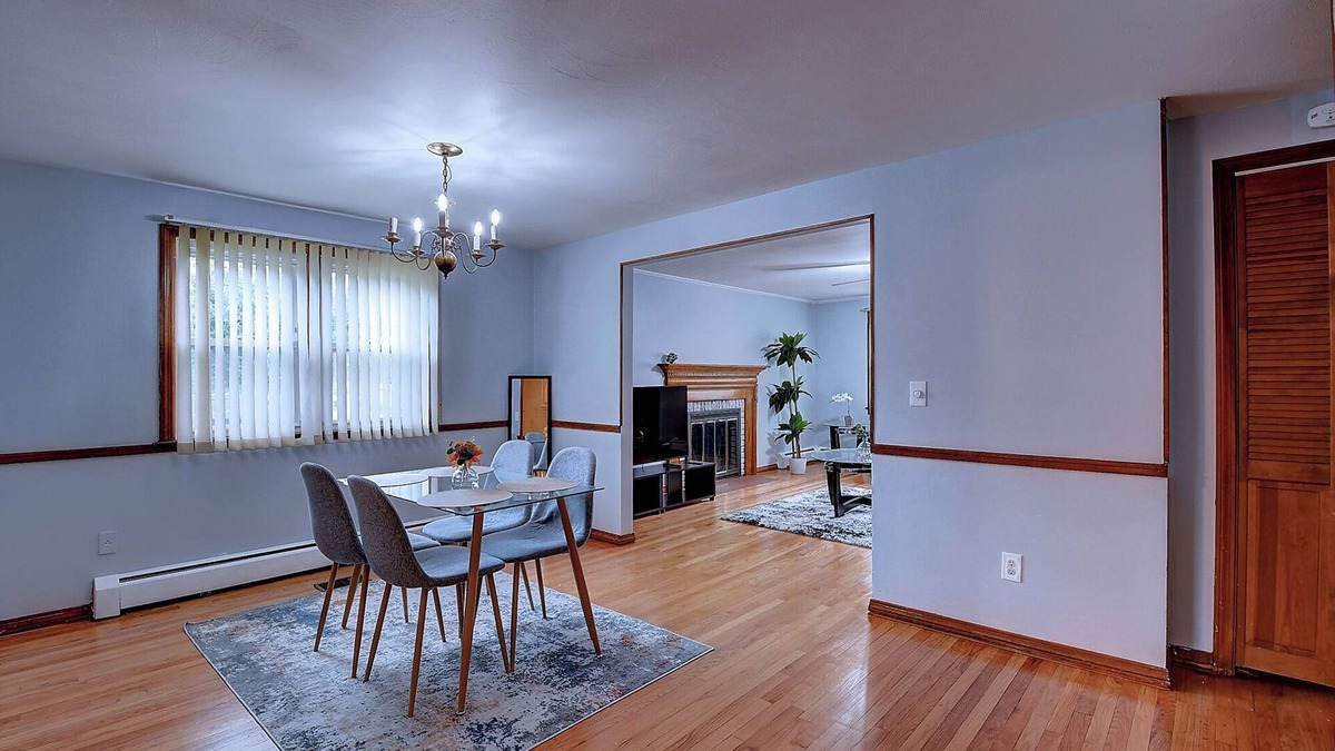Silver Lane Apartment | 3-bedroom apartment in nice East Hartford with WiFi, AC