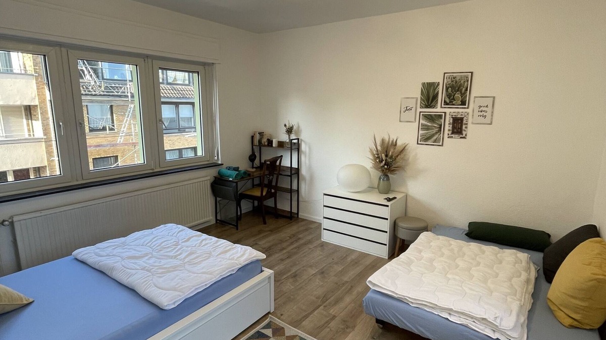 Siegburg Apartment | 3-bedroom apartment /10 minutes from the ICE