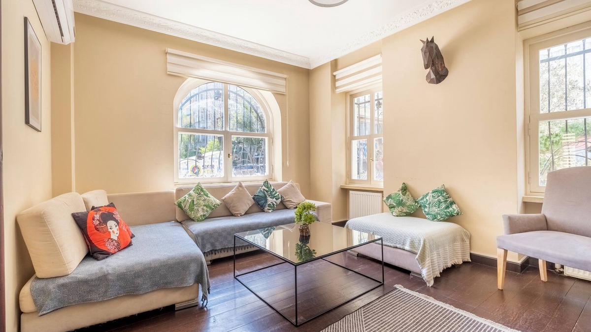 Gumussuyu Mahallesi Apartment | 3-bedroom apartment in charming Istanbul with AC