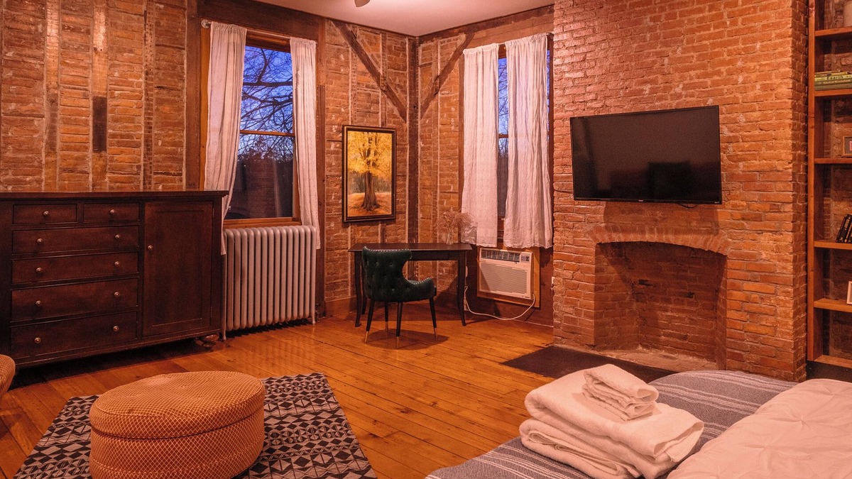 Beacon Apartment | 3-bedroom apartment in charming Beacon with WiFi, AC