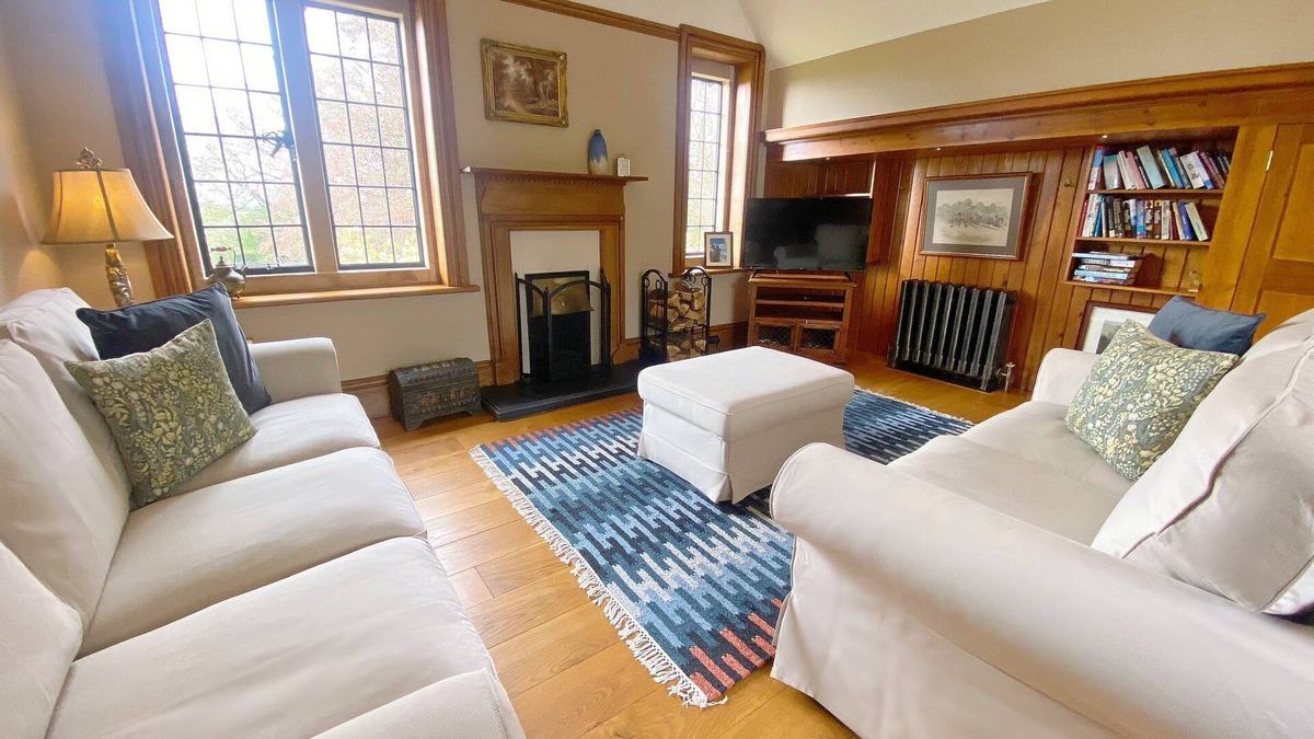 Warwick Apartment | 3 Bedroom Apartment Sleeps 6 in Large Country Manor House