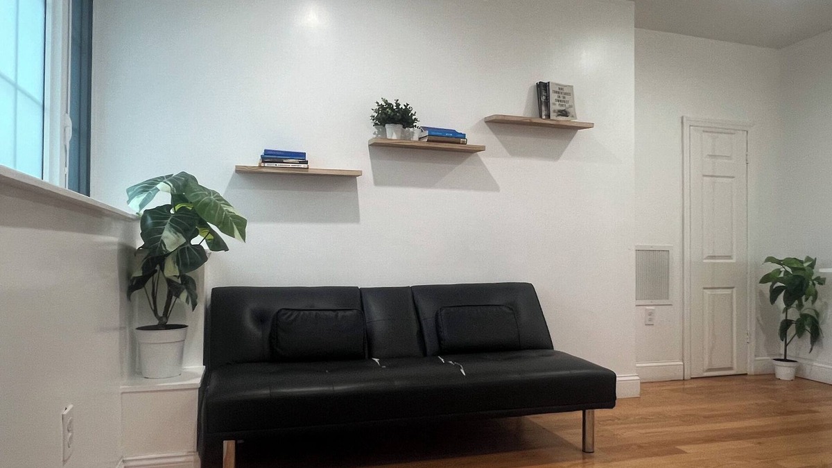 Russell Gardens Apartment | 3-bedroom apartment with AC in Great Neck