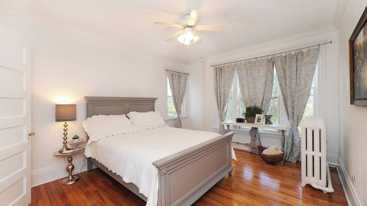 Nokomis Apartment | 3-bedroom apartment in charming Mpls-50th St lightrail, off st. parking, & WiFi