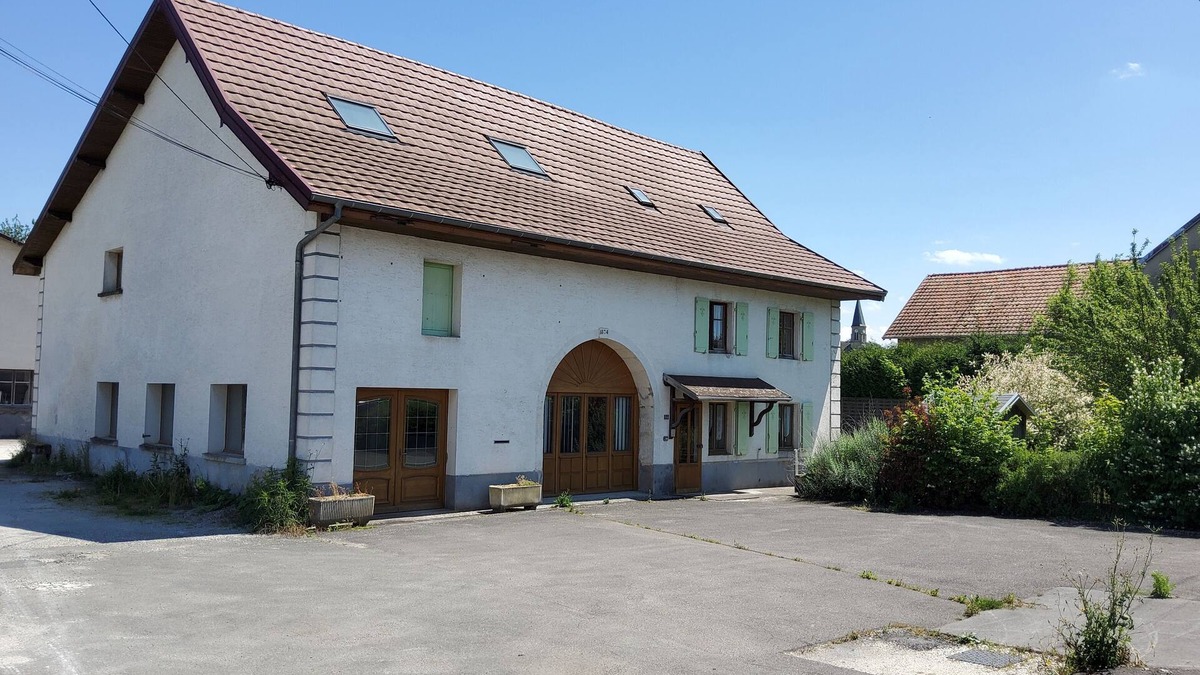 Trevenans Apartment | 3-bedroom apartment with spacious living room, reading area and fully-equipped kitchen.