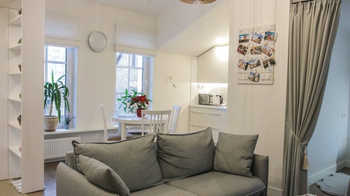 Business District House | 3 Bedroom Apartment with Fireplace in City Center