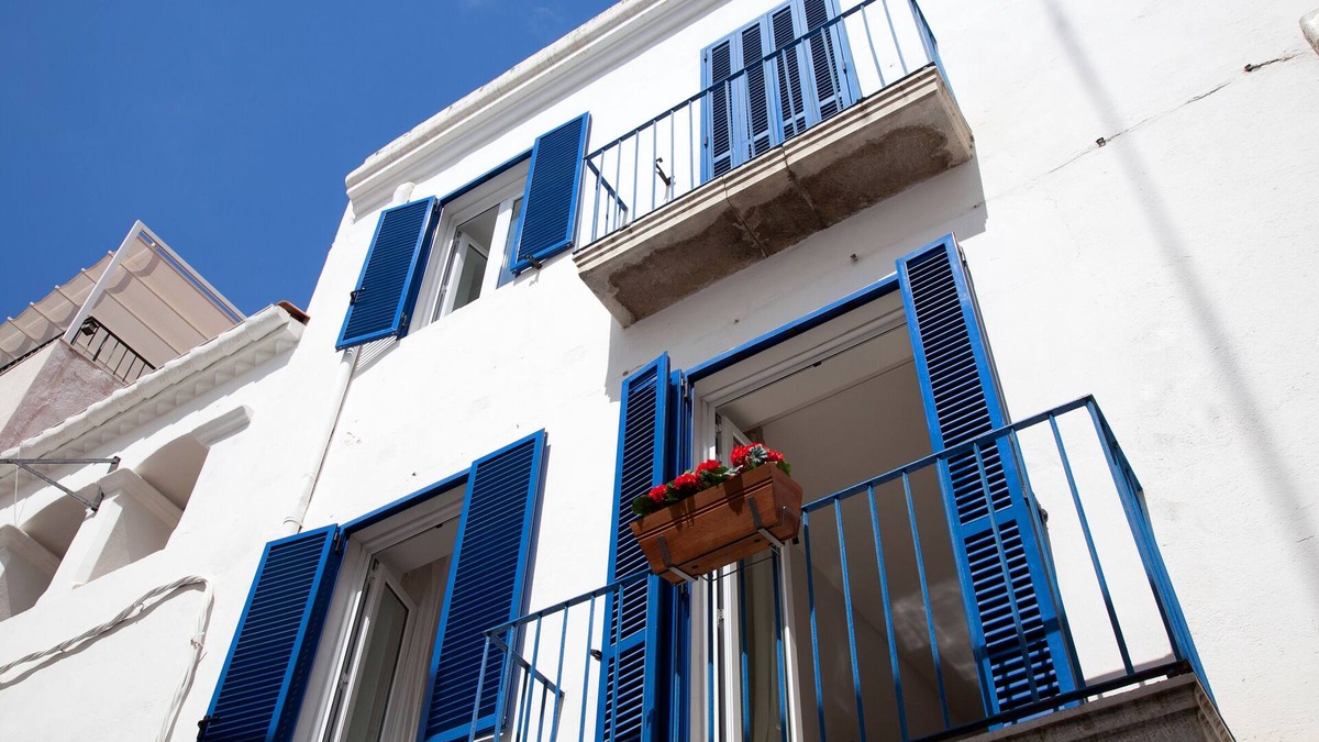 Sitges Town Center Apartment | 3 BEDROOM APARTMENT WITH SIDE balcony overlooking promenade and beach