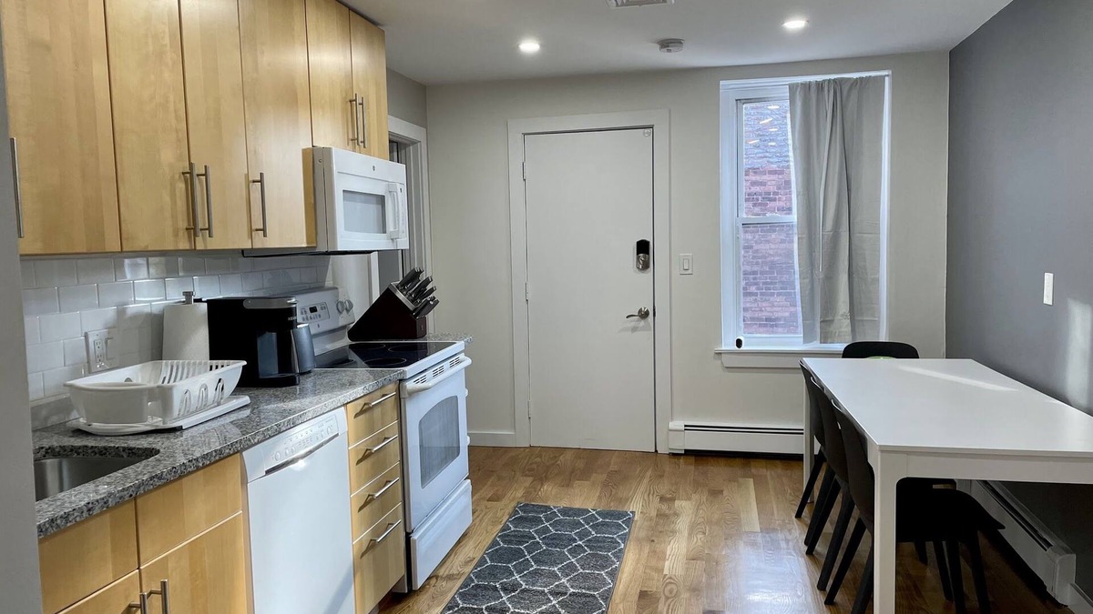 Central Square Apartment | 3 Bedroom Apt in Central Cambridge, walk to Harvard/MIT, in-unit laundry & A/C