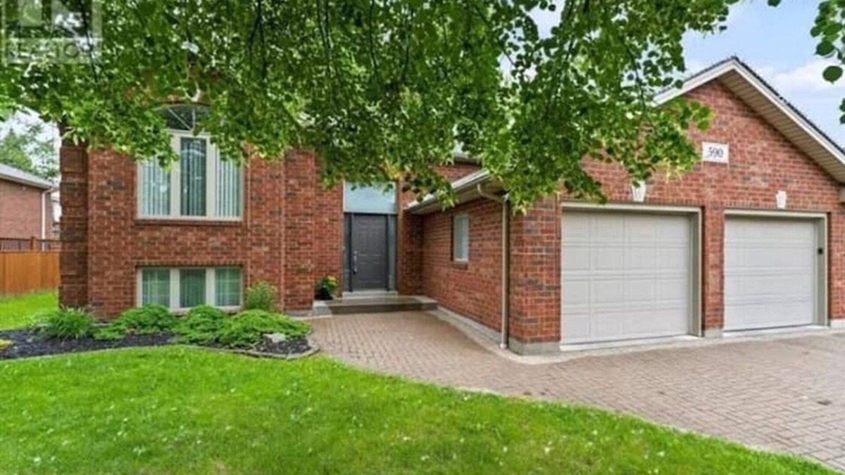 LaSalle House | 3 Bedroom basement unit with free parking and wifi