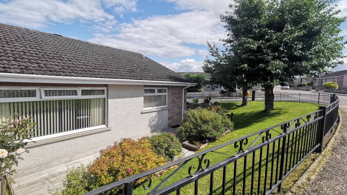 Inverness House | 3 Bedroom Bungalow. Home from home! Close to city centre. Free parking!