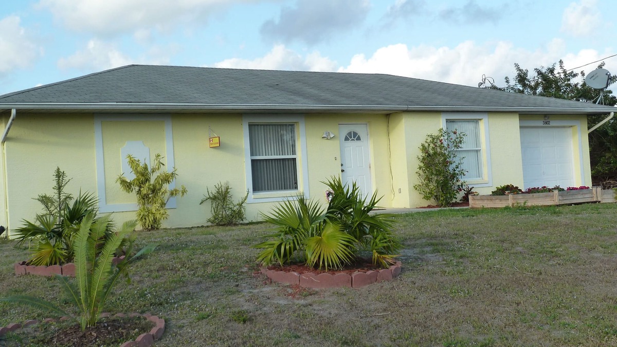 Harris House | 3 bedroom bungalow with huge lanai and fenced in yard on quiet cul-de-sac