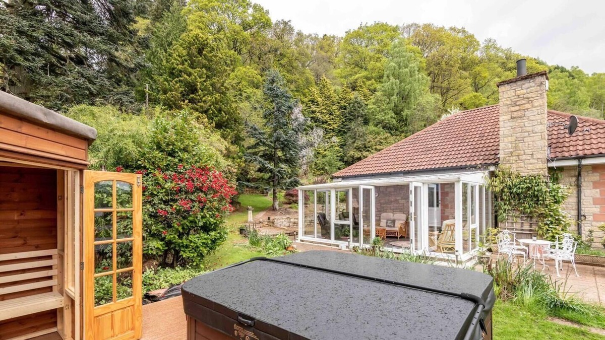 St Fillans House | 3 bedroom bungalow with htub & private loch access