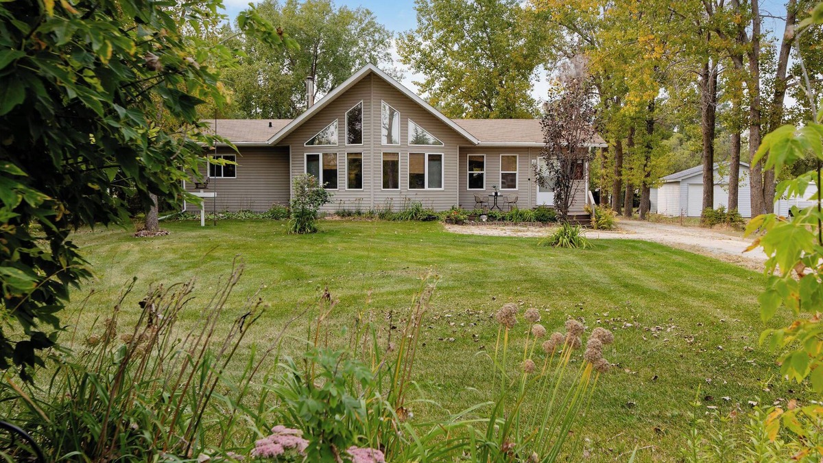 Saint Malo House | 3 Bedroom Cabin, minute walk from St Malo Lake, Beach & Provincial Park!