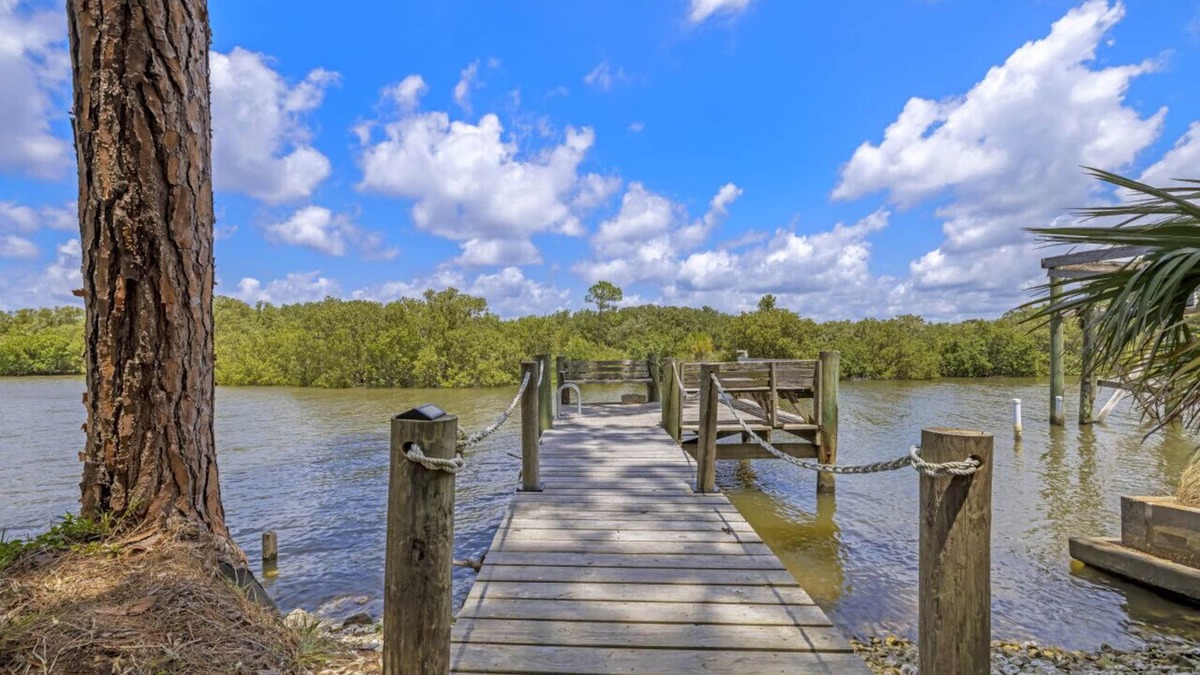 Cedar Key House | 3 bedroom cabin on the Gulf that accommodates 8 guests & one pet. 3 Kayaks too.
