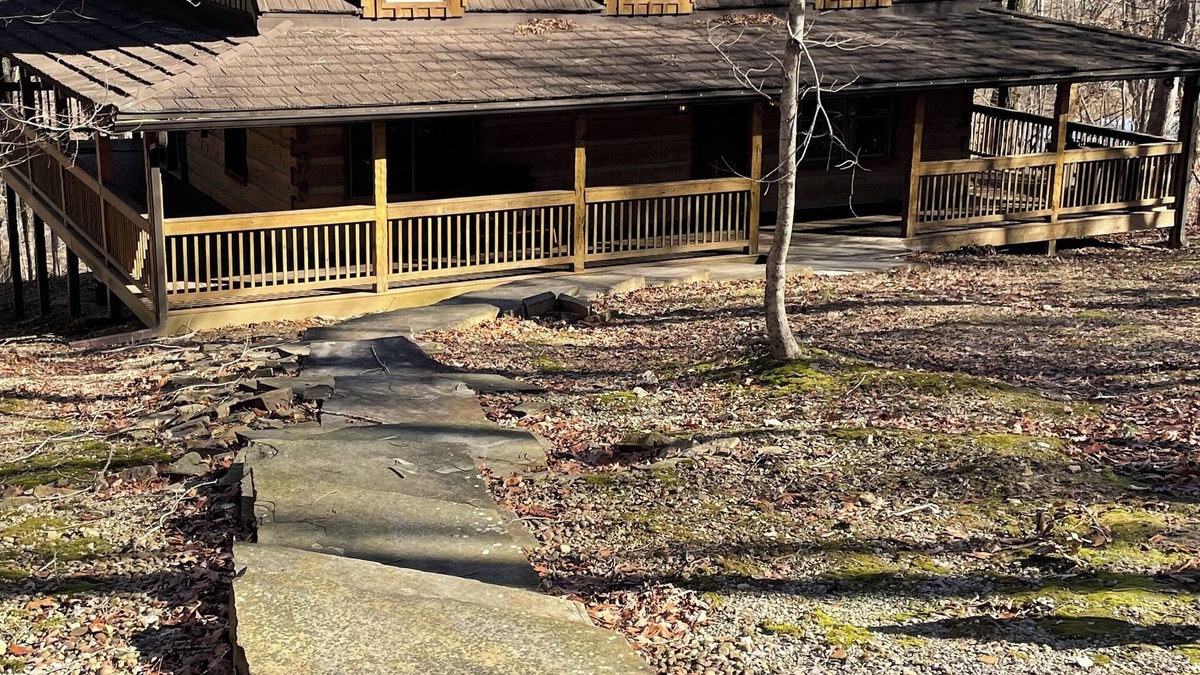 Eddyville Cabin | 3-bedroom cabin with a loft in lovely Eddyville with WiFi, AC