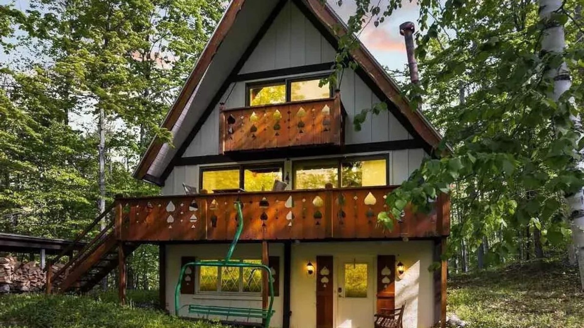 Harbor Springs Cabin | 3-bedroom chalet plus XL loft & hot tub,next to NubsNob, sleeps 10