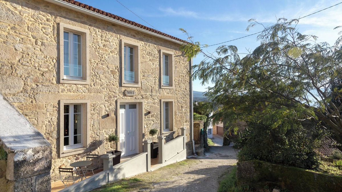 Outes Cottage | 3-bedroom charming cottage in Rías Baixas with WiFi, AC