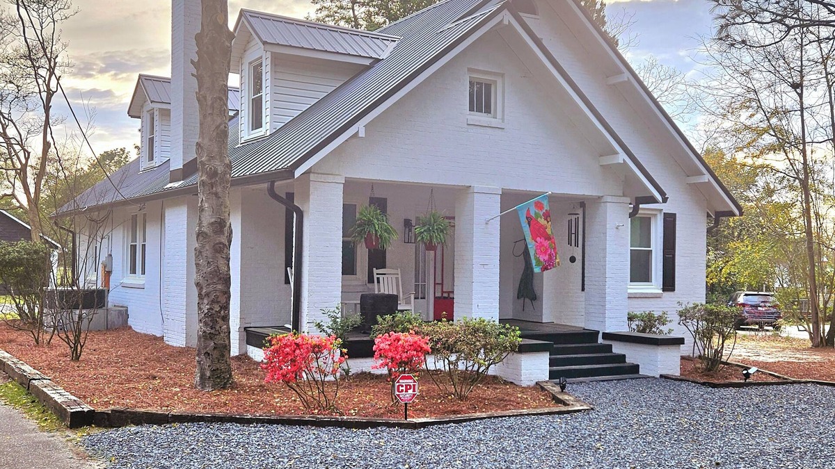 Cordova House | (3) Bedroom Charming, Cozy Little Hideaway with a Unique Feel! Sleeps 6