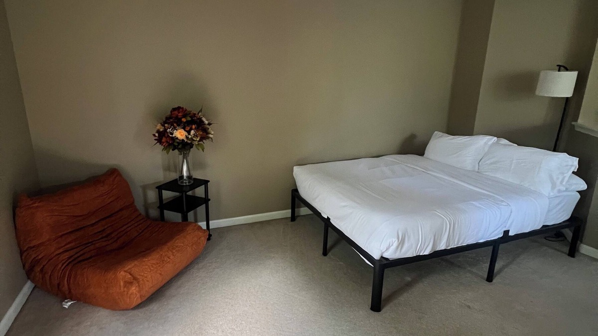 Lake Arbor Condo | 3-bedroom condo in charming Bowie with AC