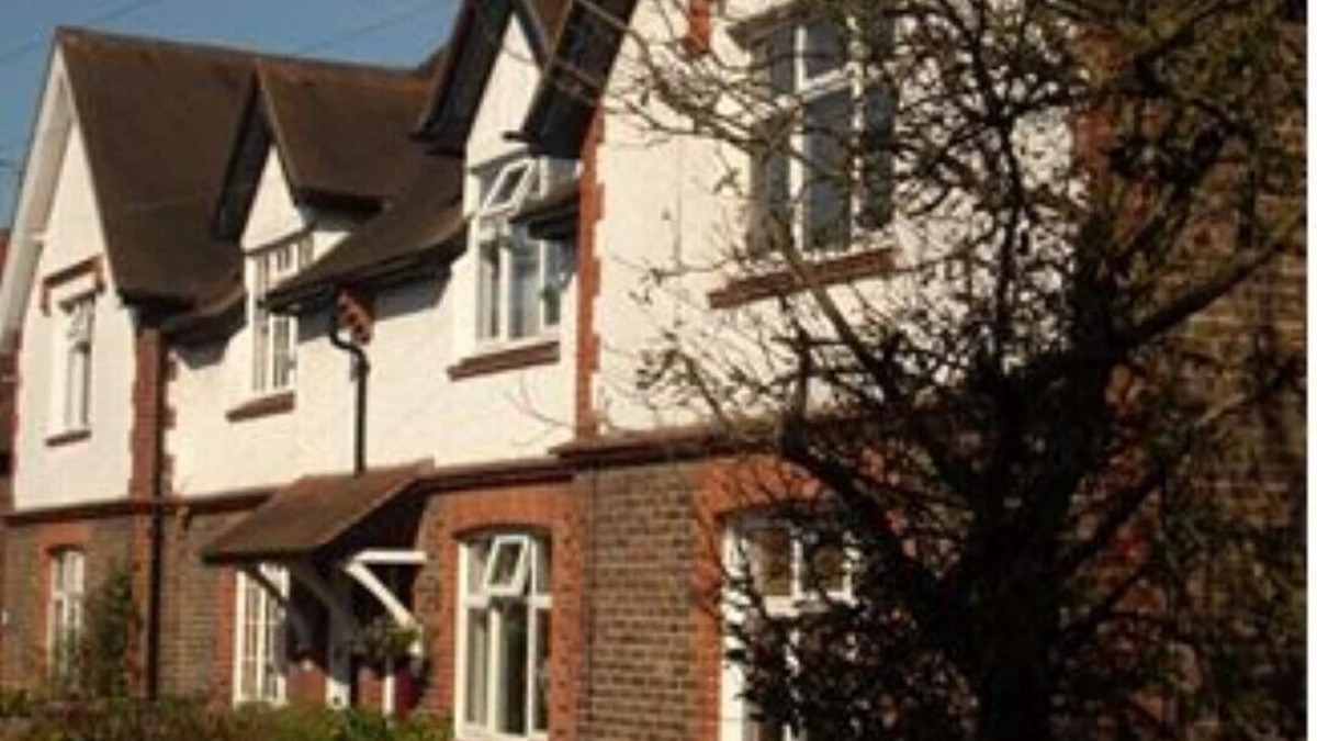 Leatherhead Cottage | 3 Bedroom cosy cottage.