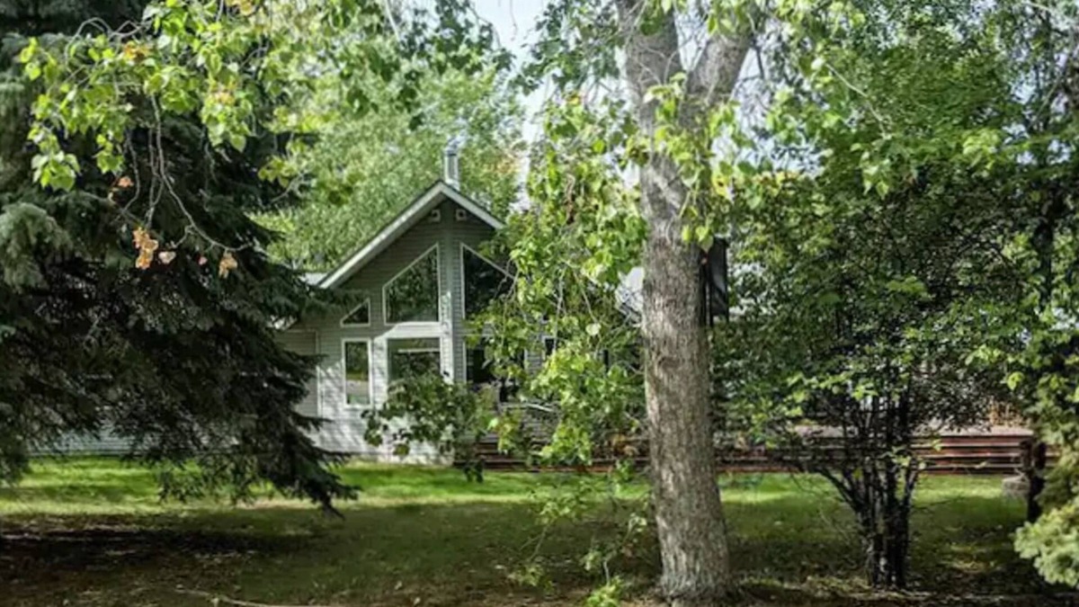 Manitoba Cottage | 3 Bedroom Cottage - Sunroom + Patio + Fire Pit