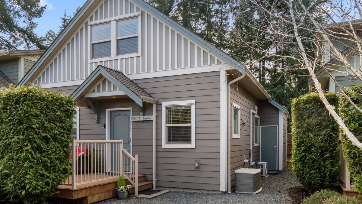Regional District of Nanaimo Villa | 3 bedroom cottage close to Rathtrevor Beach, Mini Golf and pool on site.