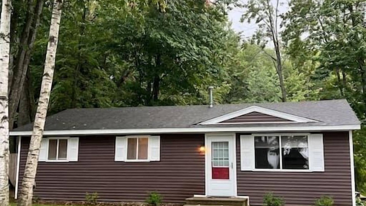Cadillac Cottage | 3 - Bedroom Cottage Near Lake Mitchell in Cadillac