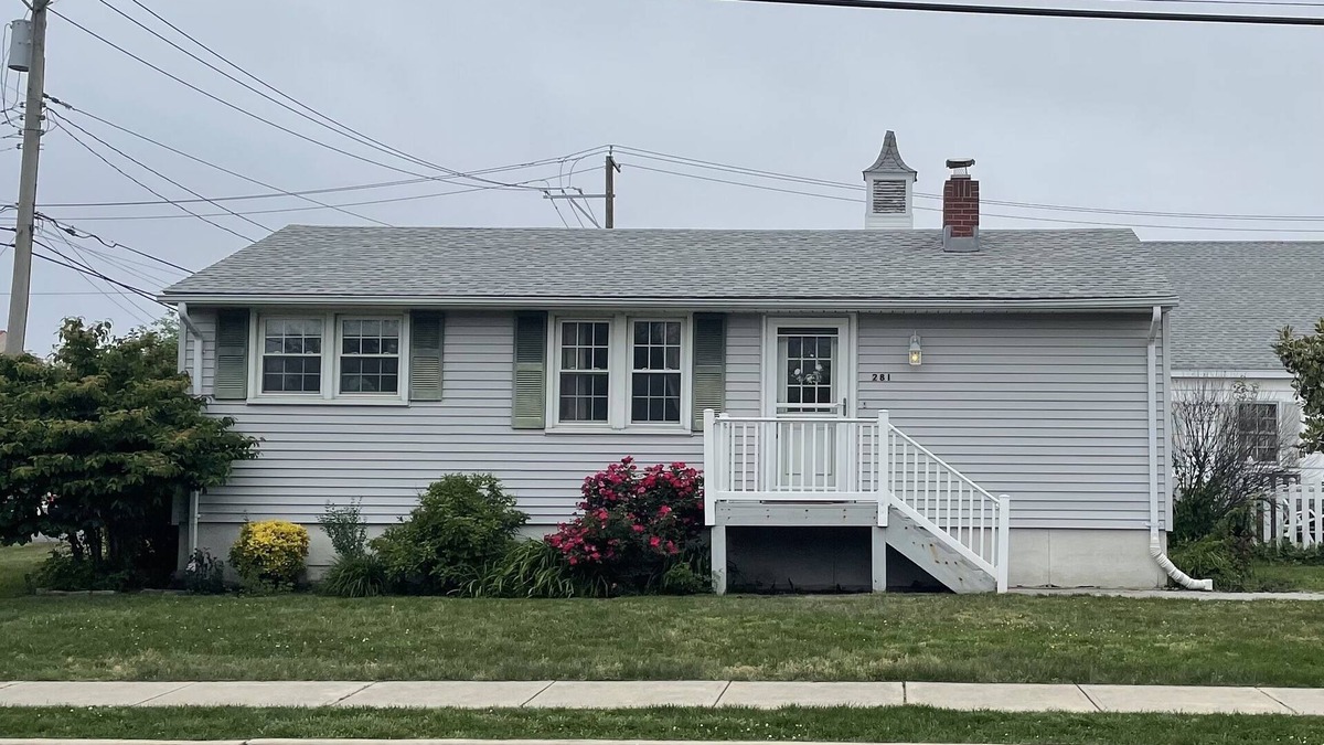 Ship Bottom House | 3 bedroom Cottage w/Tiki Bar, great location in Ship Bottom
