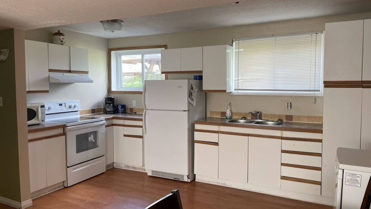 Hardisty Apartment | 3 Bedroom Cozy Apartmentn2 Blocks from Main StreetnPrivate Entrance