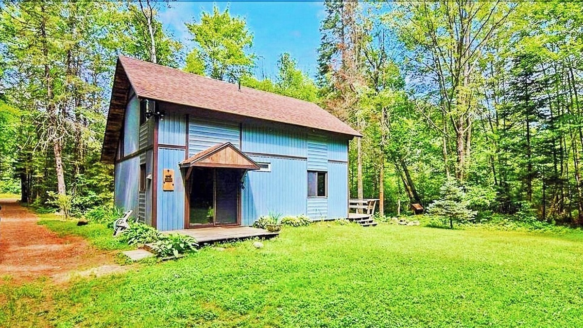North Haverhill Cabin | 3-bedroom Cozy Cabin in Mountain Lakes near White Mountains