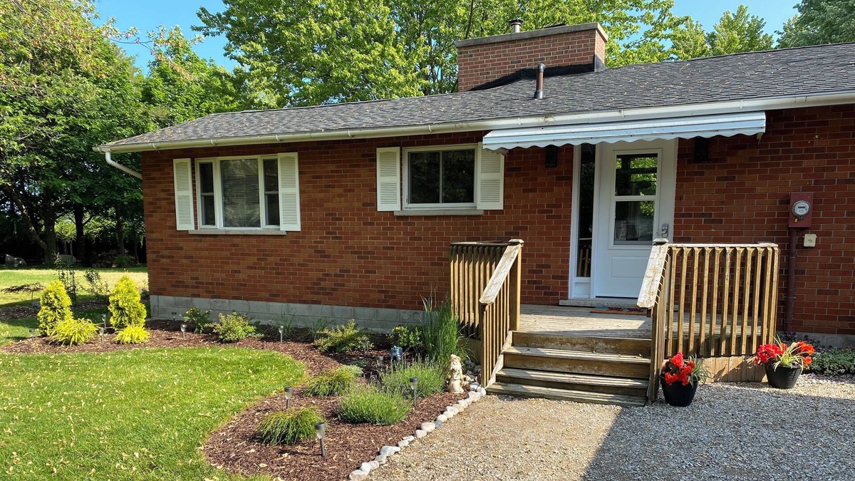 Bluewater Cottage | 3 Bedroom Cozy Campfire Retreat between Bayfield and Grand Bend