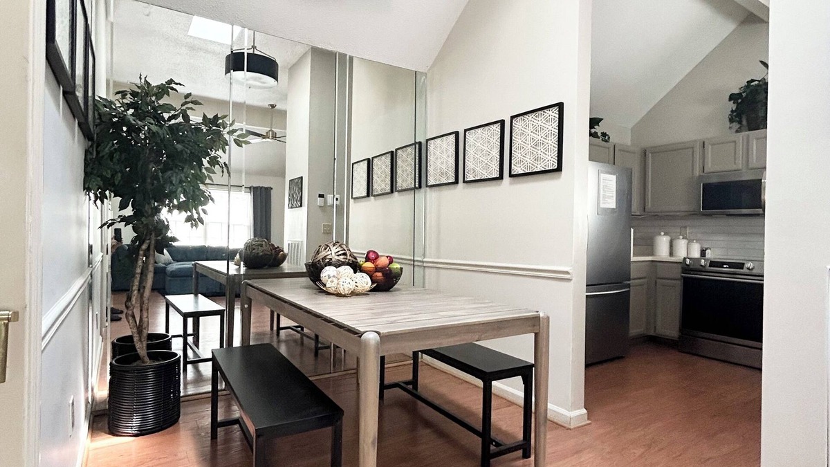 Madison House | 3-bedroom Cozy Flat with 1st fl Master & bath in wonderful Madison.
