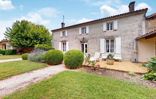 Ligne House | 3 Bedroom Cozy Home In Ligné