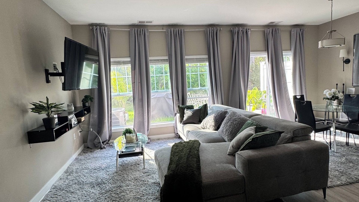Rochester House | 3-bedroom Cozy Suburban Escape in terrific Gates with AC, fitness room, WiFi