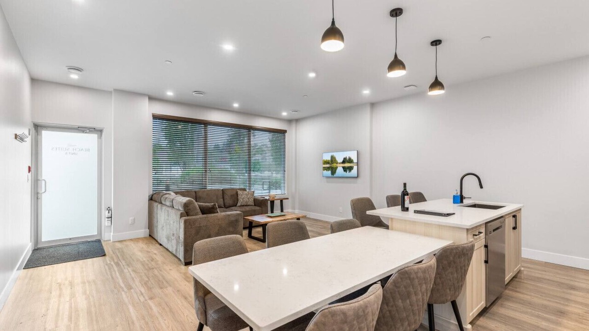Regional District of Nanaimo Hotel | 3-bedroom Daily Monthly Rates Available Unit 5