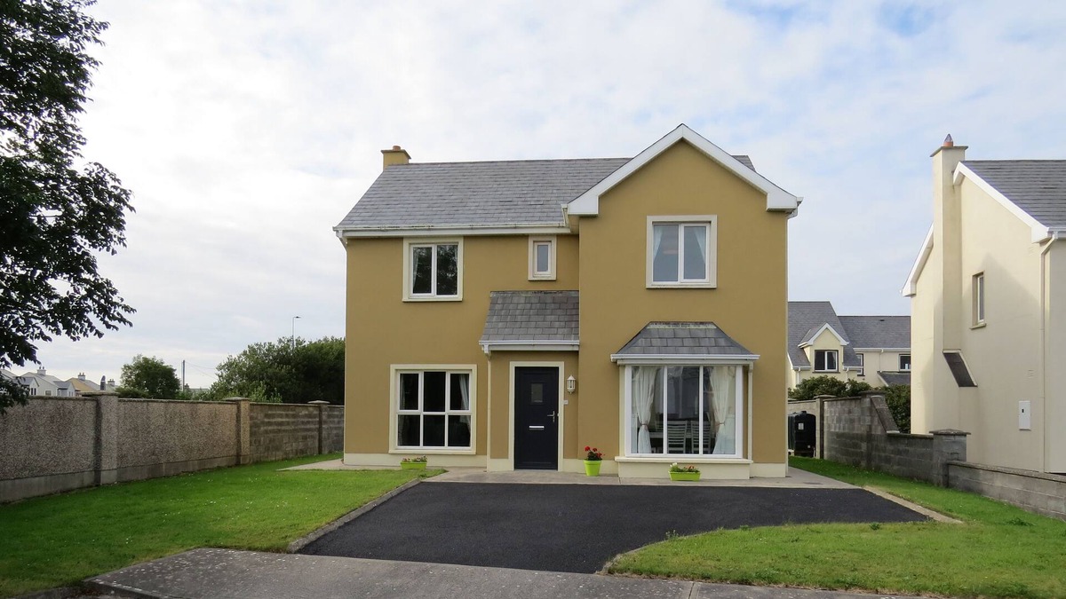 Doonbeg House | 3 bedroom detached with private parking