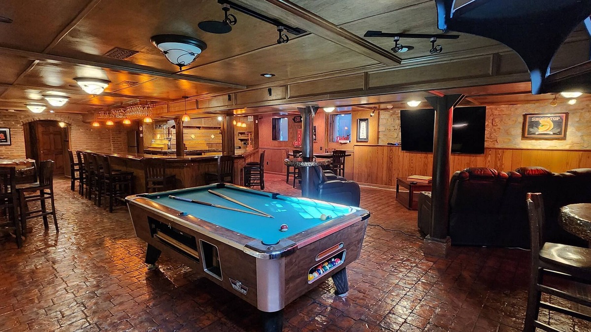 Carlyle Apartment | 3-Bedroom Downtown apartment with Game Room