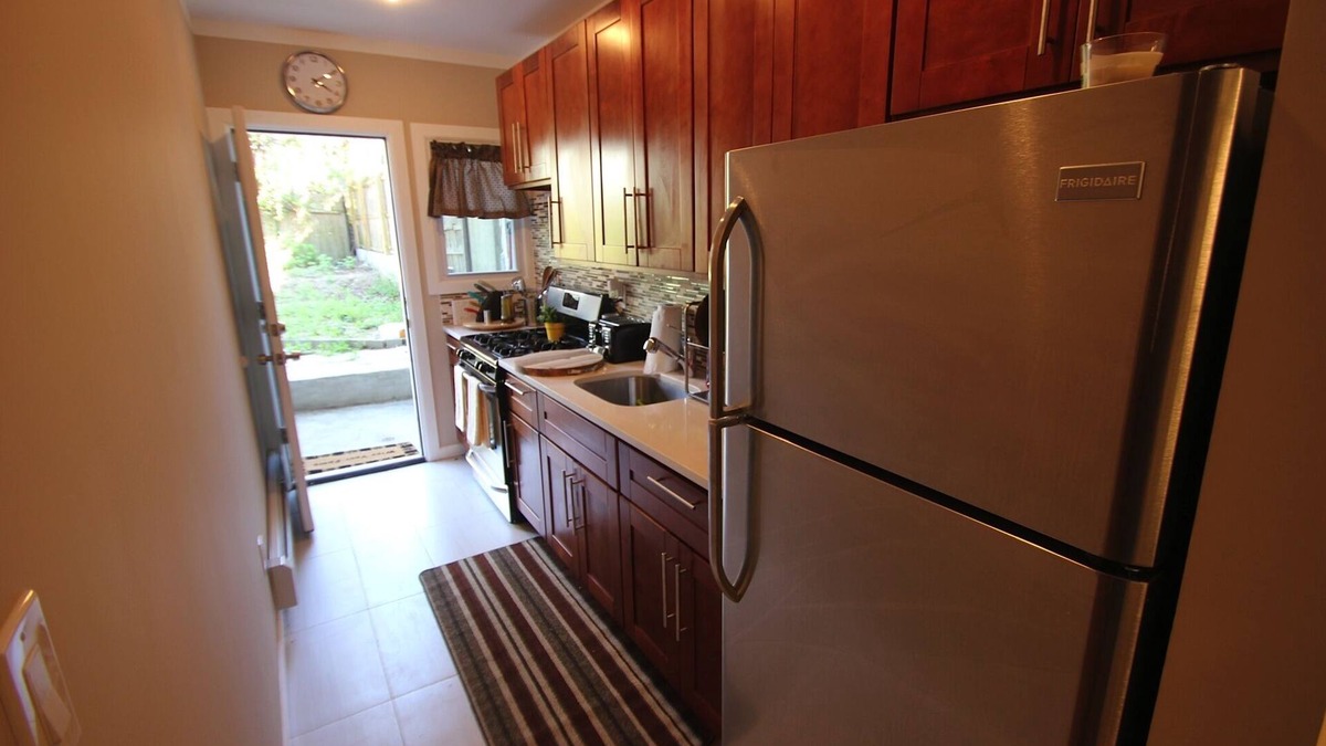 Bushwick House | 3 Bedroom Duplex W/3 King Beds And Pull-out Bed.new Appliances, Furniture & Beds
