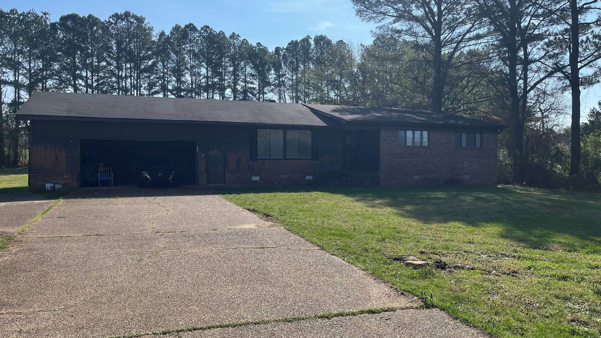 Sharon House | 3-bedroom Edwards Cozy House with AC. 8 minutes away from University Tn-Martin