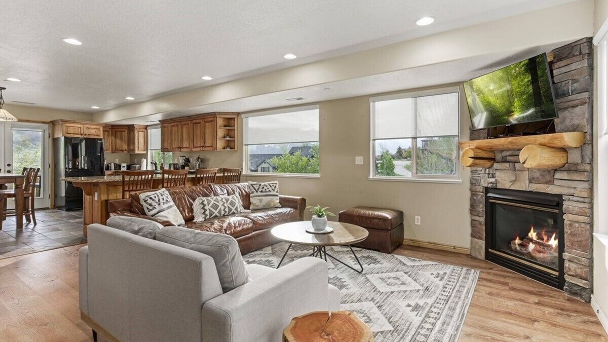 Eden Condo | 3 Bedroom End Unit with Natural light and Mountain views