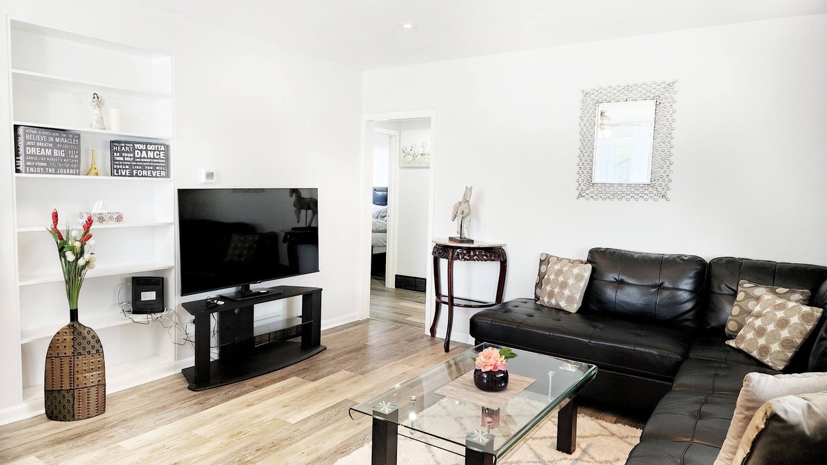 Fonthill House | 3 Bedroom Entire Home in Fonthill - 6guests-lots of parking!