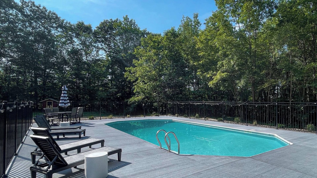 Fallentimber House | 3 Bedroom Family Home w/outdoor pool + hot tub