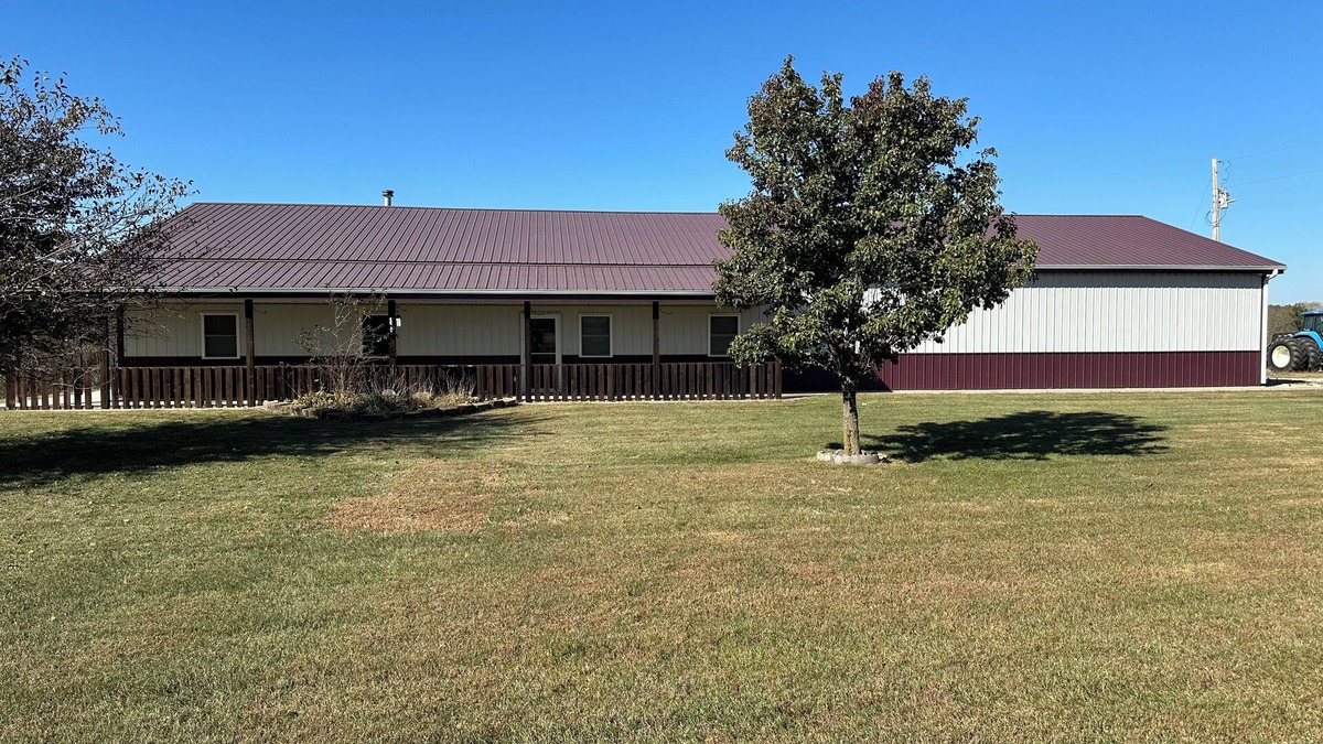 Fairport House | 3-bedroom farmhouse in Pattonsburg. Enjoy your stay