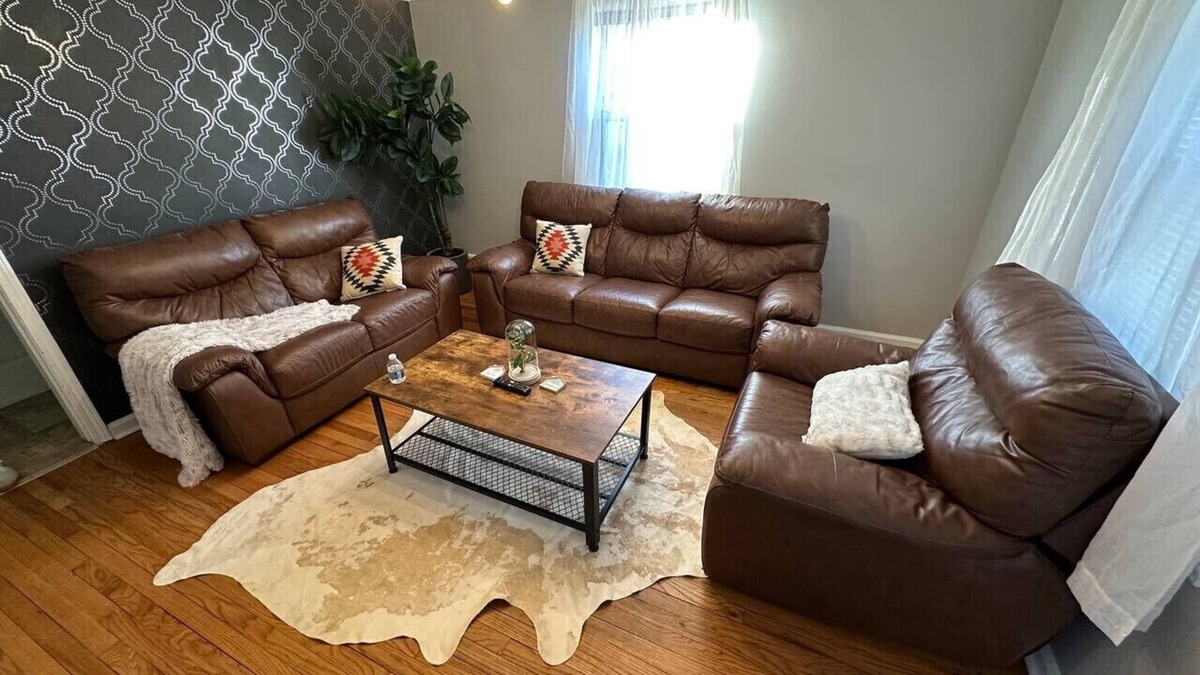 Lincoln Park Apartment | 3 Bedroom Fenced Backyard Pets Welcome Sleeps 6