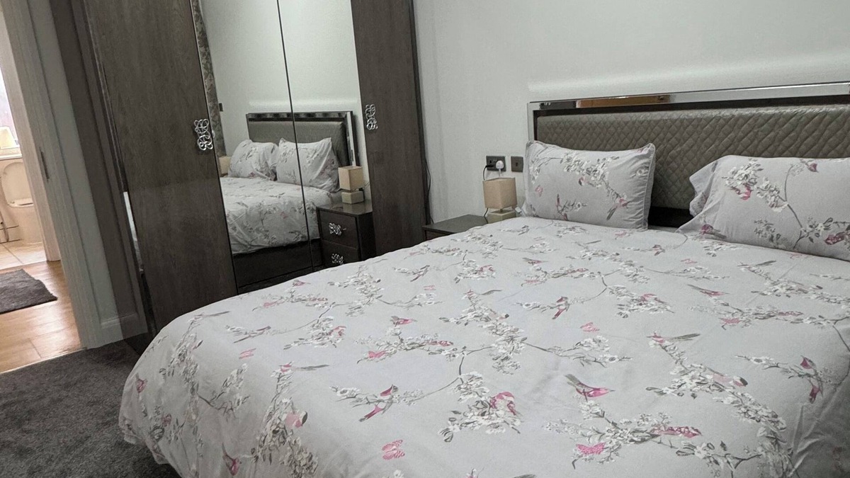 Heston Apartment | 3 Bedroom Flat, Balconies, 2 Bathrooms, Living area & Free Parking near Heathrow